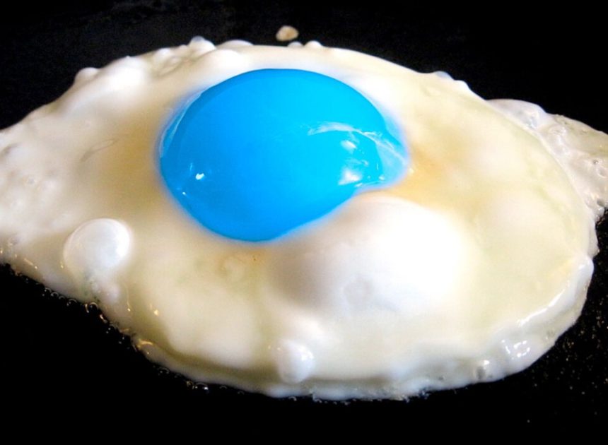 Ya tenemos una medida para determinar si es más rápida la IA o un editor humano: huevos fritos con yemas azules