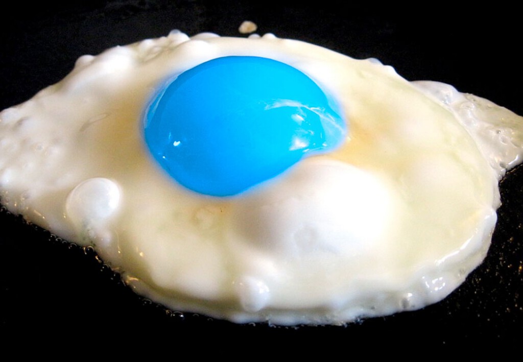 Ya tenemos una medida para determinar si es más rápida la IA o un editor humano: huevos fritos con yemas azules