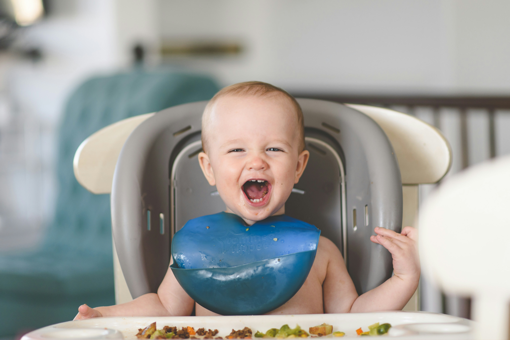 Los “bebés carnívoros” que mastican costillas antes que papillas: la tendencia que divide a pediatras y padres