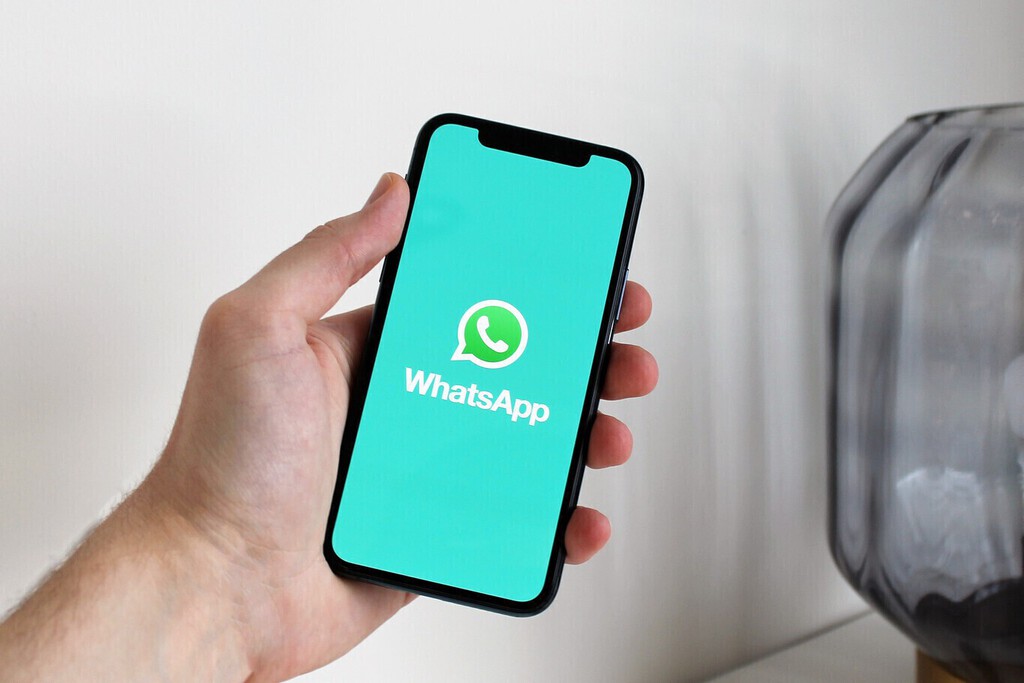 Meta quiere que usemos la IA cuando no sepamos qué decir en WhatsApp: así funciona su nueva opción de asistencia a la escritura