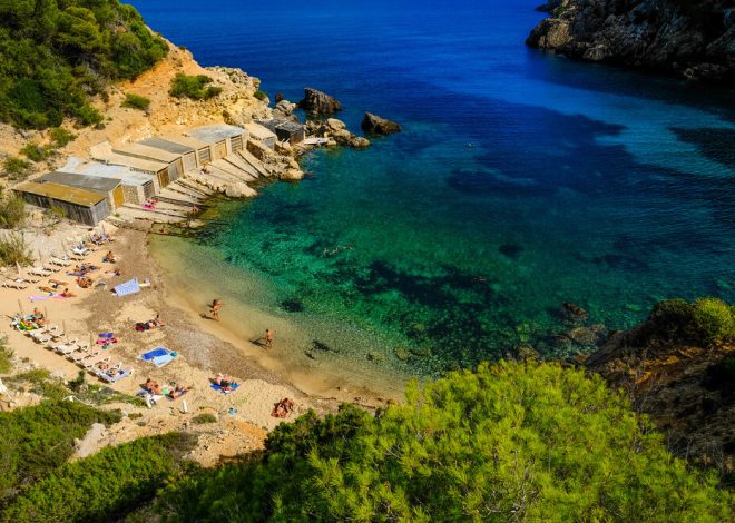 En Ibiza las villas de lujo y ‘beach clubs’ se han adueñando de las zonas de baño. Y los vecinos están diciendo basta