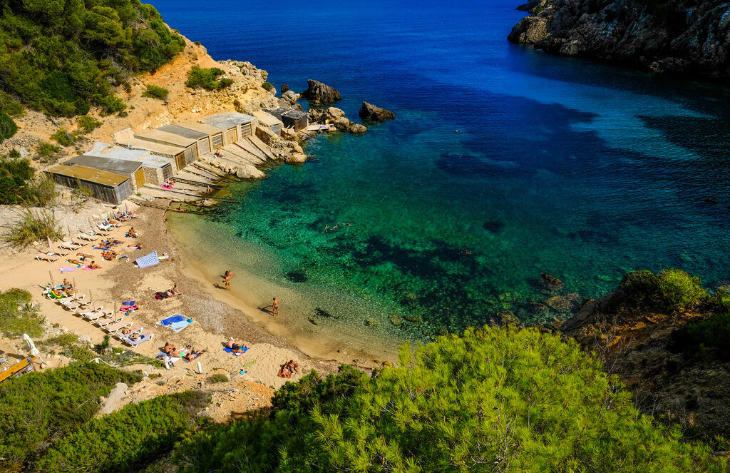 En Ibiza las villas de lujo y ‘beach clubs’ se han adueñando de las zonas de baño. Y los vecinos están diciendo basta
