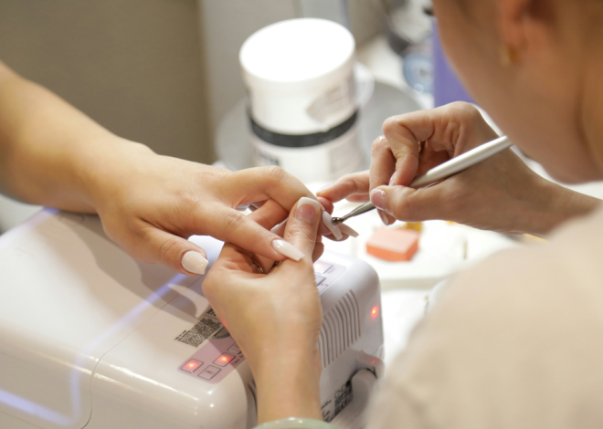 La UE prohíbe dos químicos de los esmaltes semipermanentes: el mismo proceso que fijaba tu manicura ahora está bajo sospecha